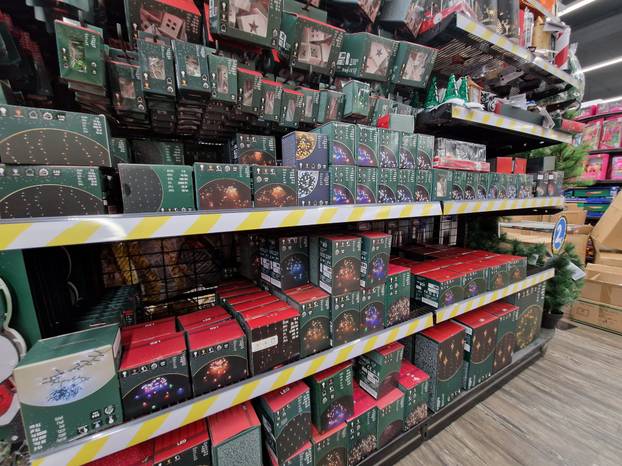 FOTO Još 92 dana do Božića, a ukrasi već stigli: Tko požuri, birat će među pravom raskoši