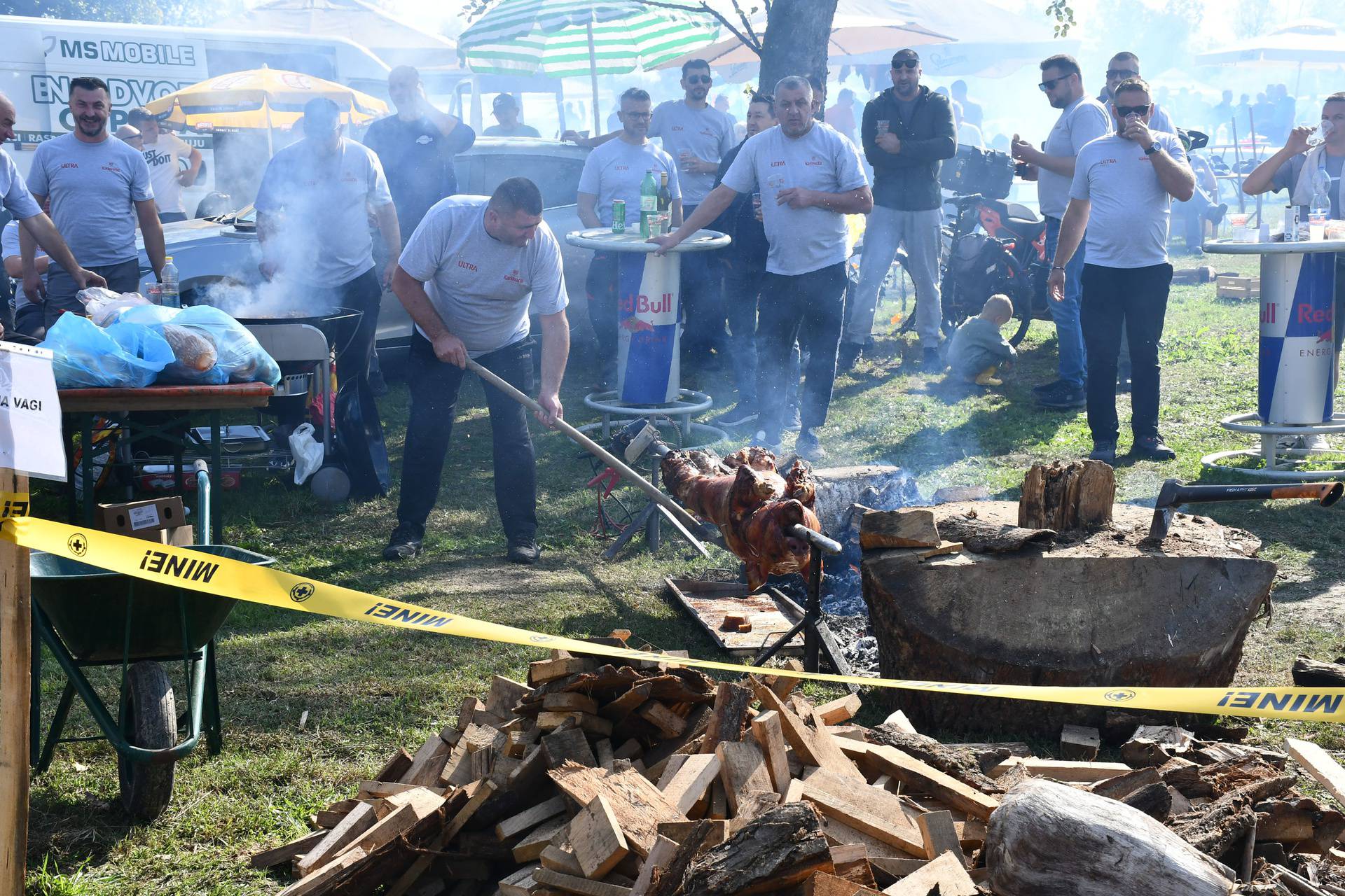 Reporteri 24sata sudjelovali na Pečenkijadi: Savjeta je milijun, od drva, začina, ražnja do rakije