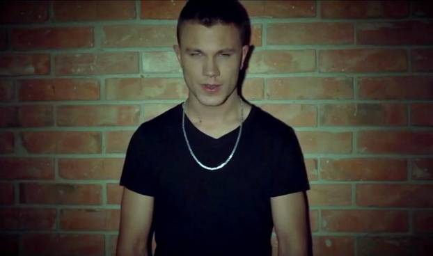 FOTO Relja i Nikolija šokirali publiku bizarnim spotom: 'Pa kao da im držimo svijeću...'