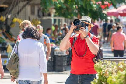 Turisti u Puli iskoristili dan za šetnju i fotografiranje grada