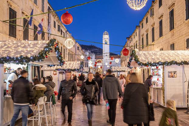 Adventski ugođaj na Stradunu u Dubrovniku tijekom noći i dana
