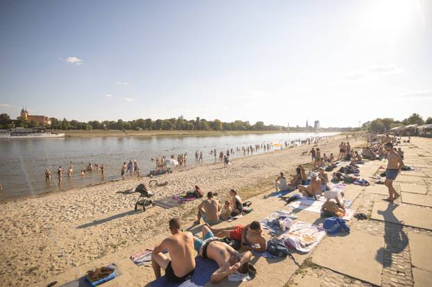 Osijek: Spas od vrućina mnogi su potražili na popularnoj gradskoj plaži