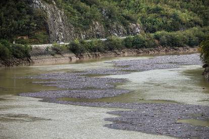 FOTO Evo kako izgleda Neretva: Smeđom rijekom pluta smeće