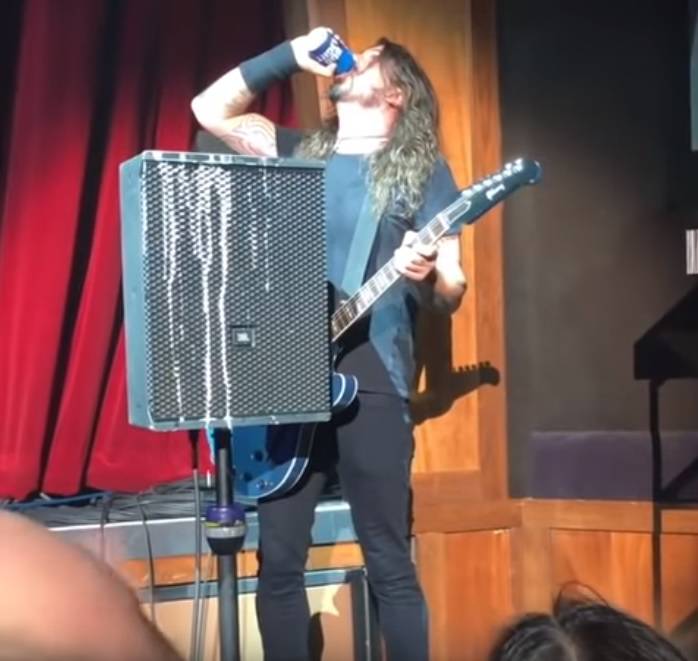 Ponovno nespretan: Dave Grohl eksirao pivo pa pao s pozornice