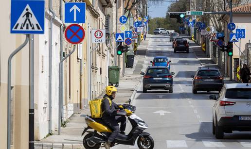 KAMO KRENUTI? A skrenuti? Pogledajte ovu ulicu u Puli!