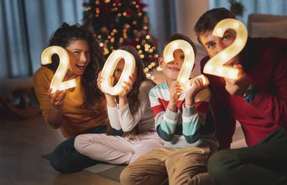 10 ideja kako u novogodišnjoj noći kod kuće zabaviti djecu