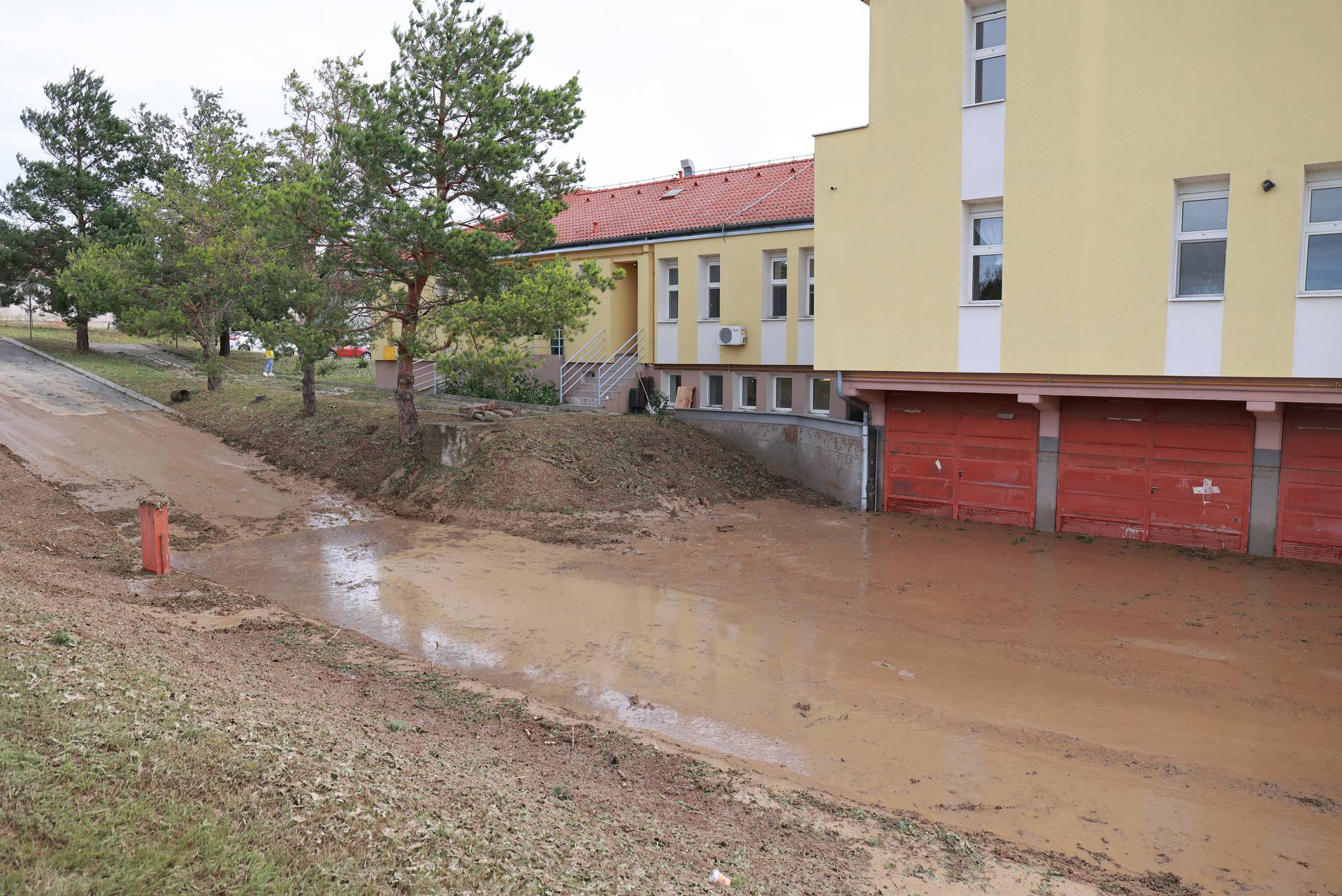 Olujno nevrijeme koje je jučer poharalo Ilok prouzročilo je veliku materijalnu štetu