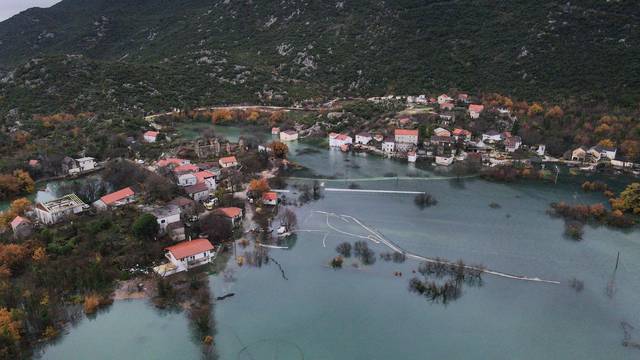 Vozi se otežano: Voda prodrla na pojedine ceste na području Vrgorca, Imotskog i Metkovića