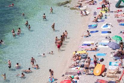 Rijeka: Ljudi na plaži uživaju u sunčanju i kupanju