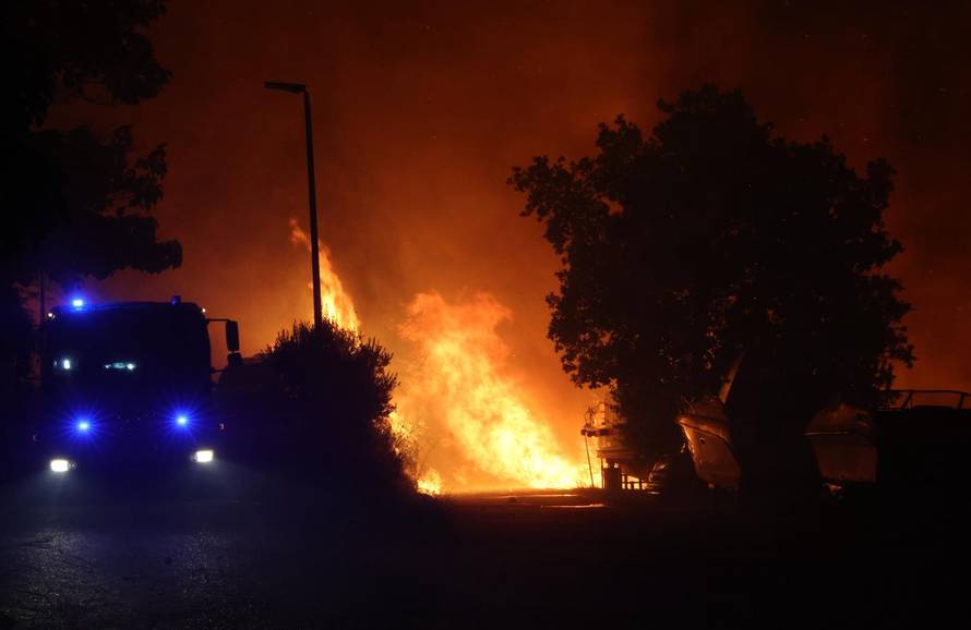 Požar kod Omiša: Zatvorena magistrala,gore automobili i brodovi 
