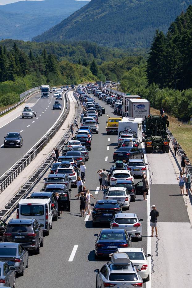 Otočac: Kolona prije tunela Plasina u smjeru Dubrovnika