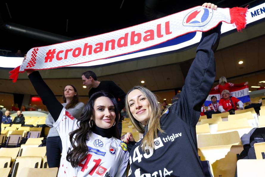 Herning: Navijači očekuju početak utakmice Hrvatska i Njemačka u polufinalu EHF Europskog prvenstva