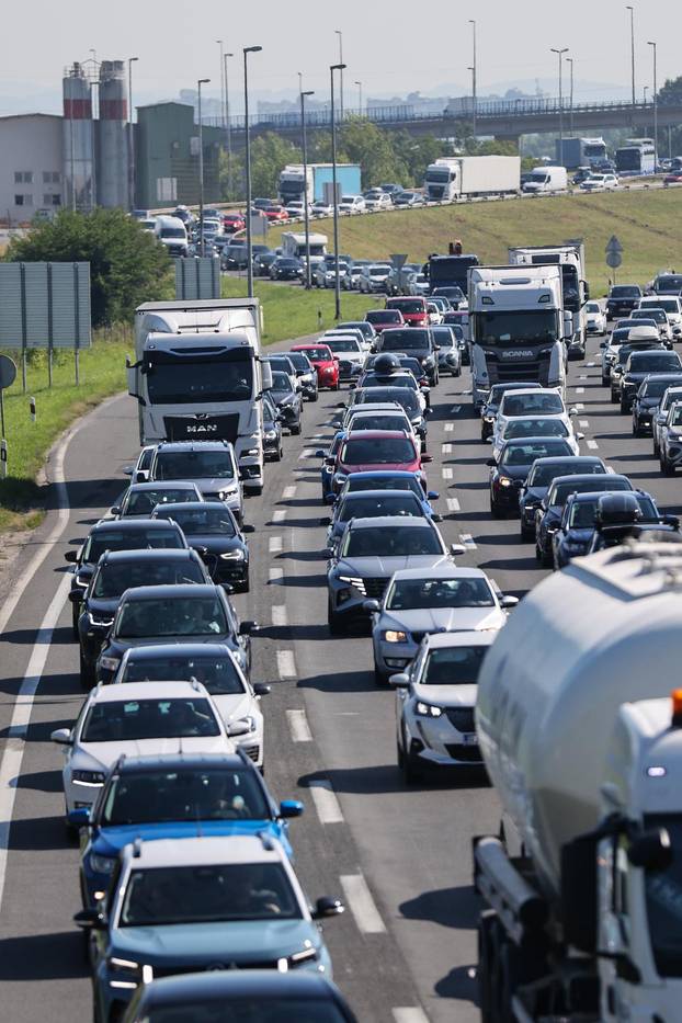 Zagreb: Gužve prema Jadranu, kolone vozila protežu se kilometrima