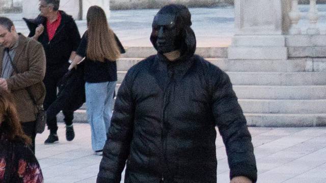 Maskirani muškarac koji je zalio SDP-ovca dobio istražni zatvor: Zapalio je kontejnere u Zadru