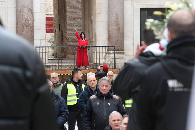 Split: Ana Fridrih Lekić među moliteljima na Peristilu izvela svoj performans
