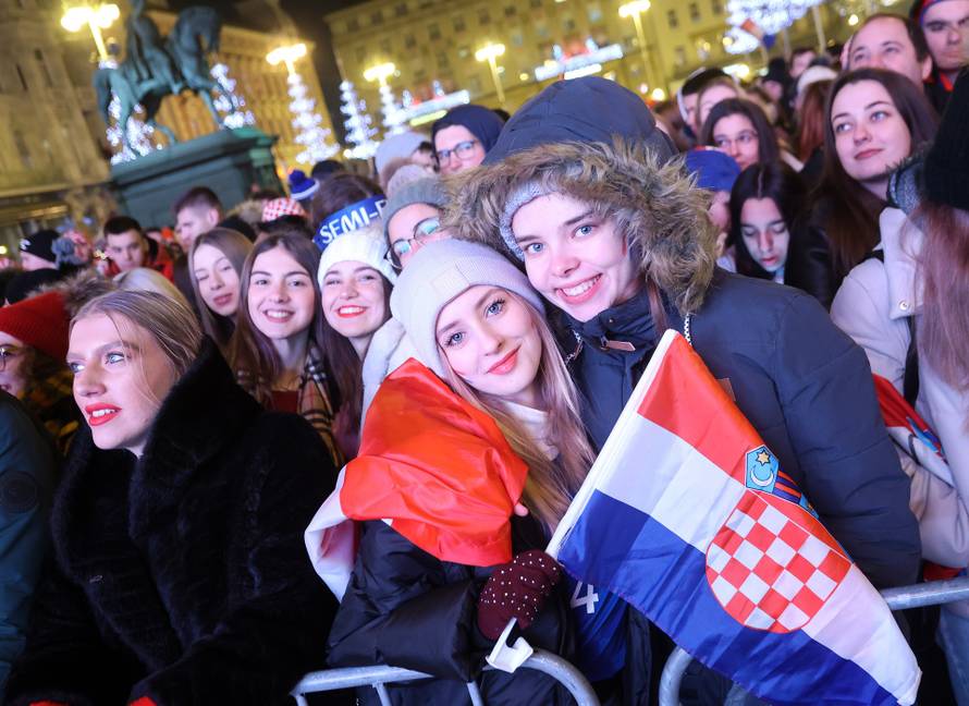 Zagreb: Navijači gledaju utakmicu između Hrvatske i Argentine na Trgu bana Josipa Jelačića