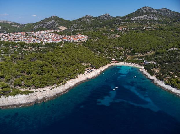 Spektakularan pogled iz zraka na uvalu i otočić Pokonji Dol kod Hvara