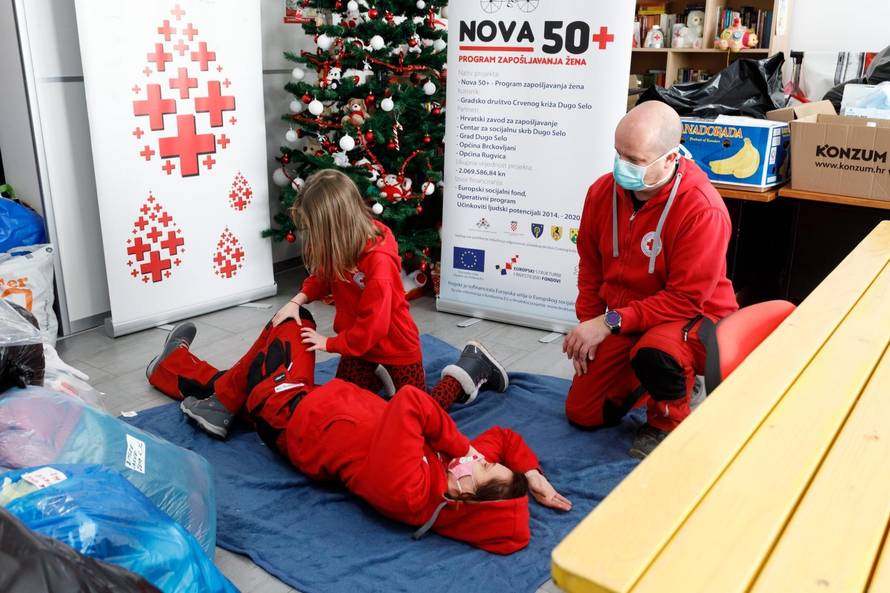 Iva je s 18 mjeseci nosila pomoć za Gunju, sad slaže pakete za obitelji pogođene potresom