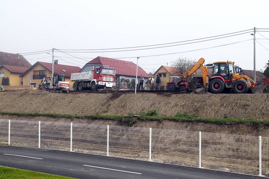Popucalo parkiralište, klizište prijeti tek otvorenoj školi!