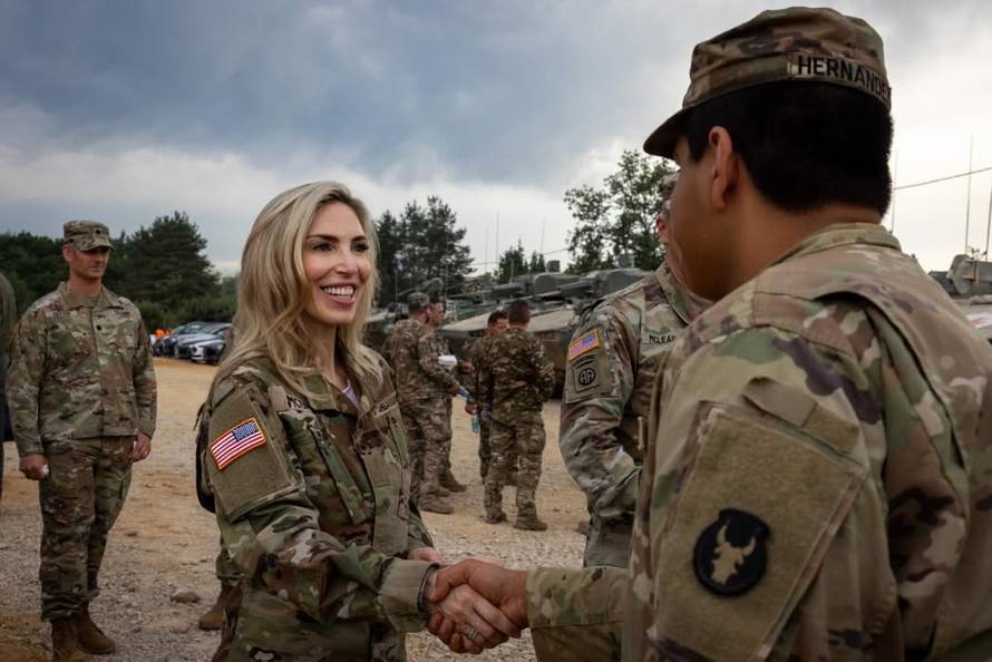 FOTO Pogledajte američku veleposlanicu u Slunju, dijelila obroke vojnicima na vježbi