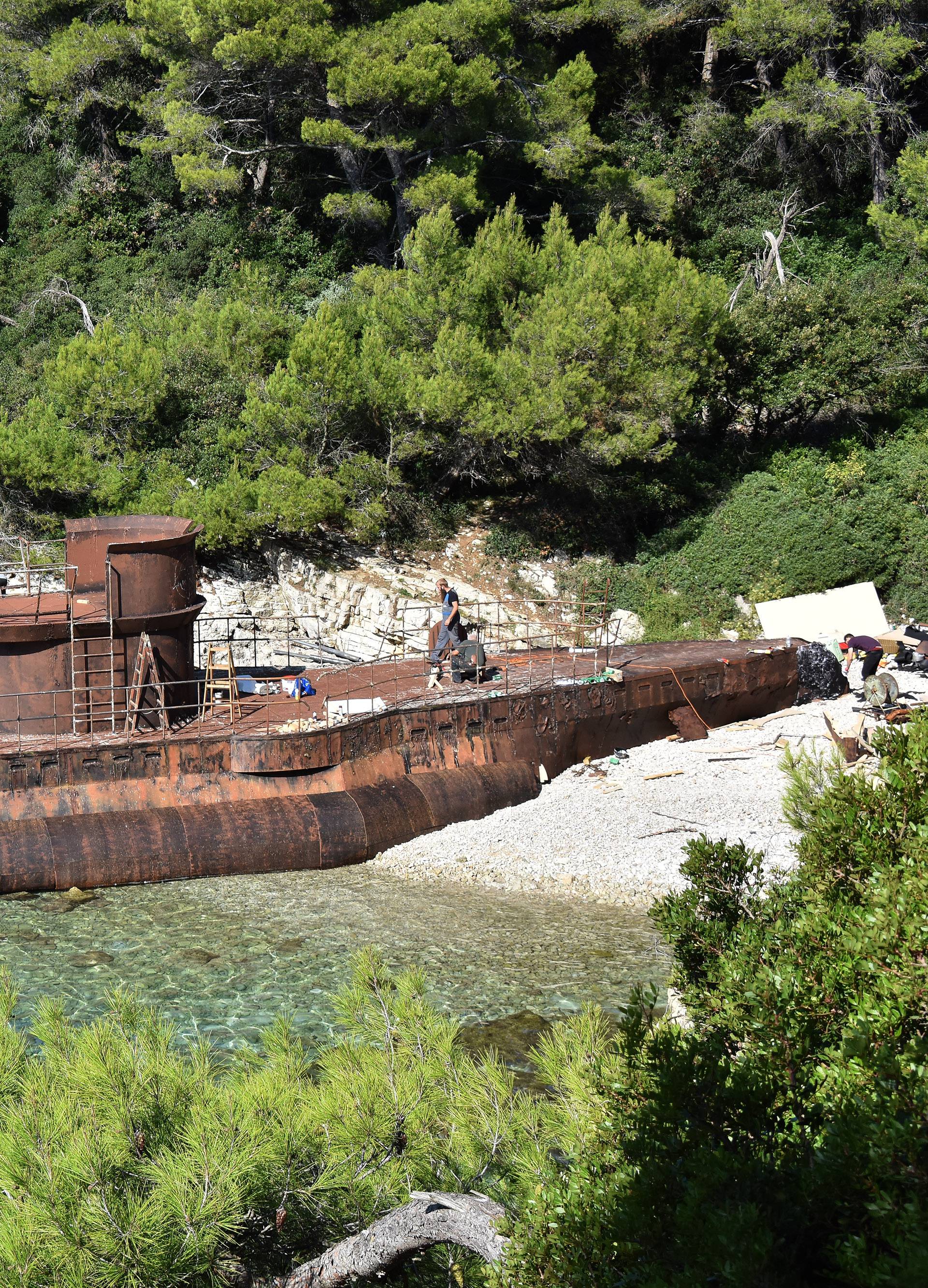 Ratna zona u Puli: Na plažu se 'nasukao' 30-metarski U-boot