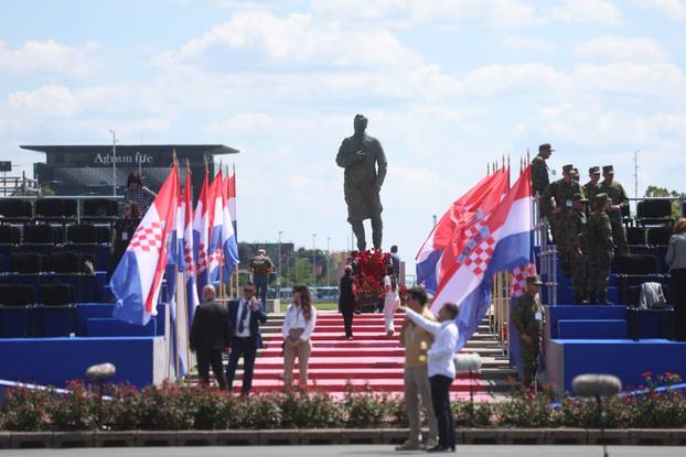 Zagreb: Okupljanje uzvanika uoči početka vojnog mimohoda u povodu 30. obljetnice VRO Oluja