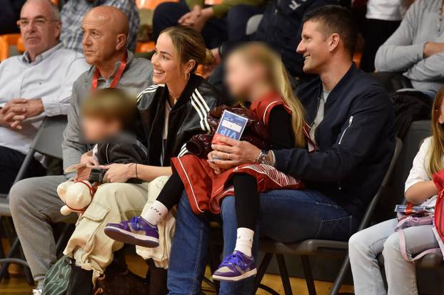 Preslatke scene: Dario Šarić, Antonija Mišura i druge face s djecom na susretu košarkašica