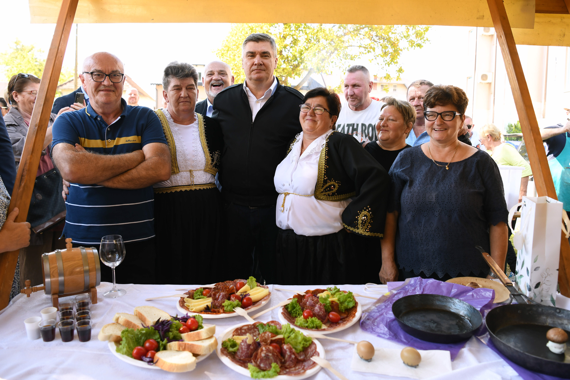 Milanović u Dugom Selu kušao tradicionalna jela iz tog kraja