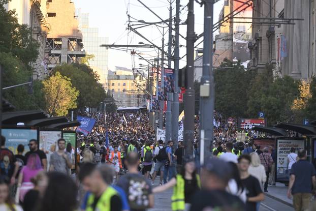 Beograd: Komemorativna &scaron;etnja povodom 10 mjeseci od pada nadstre&scaron;nice na &zcaron;eljezni&ccaron;koj stanici u Novom Sadu