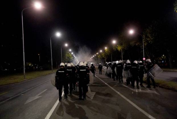 Policija i vojska suzavcima rastjerala okupljene prosvjednike u Novom Beogradu