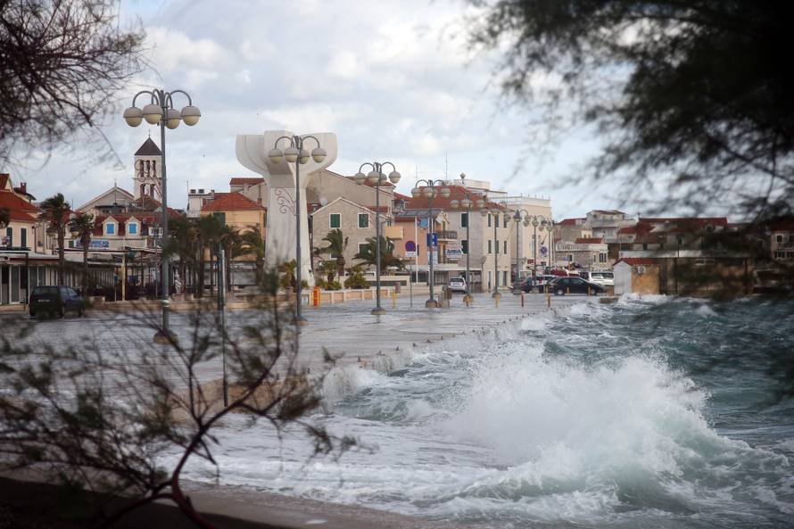 Strašno nevrijeme pogodilo je obalu, udara svom žestinom