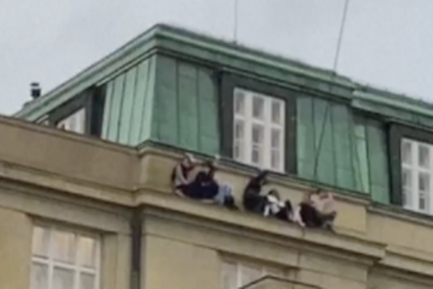 opsadno stanje u pragu, studenti se skrivaju na krovu