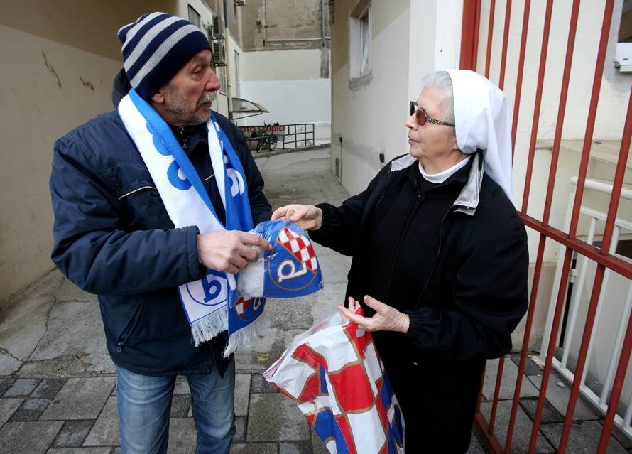 Zagreb: NogometaÅ¡i Dinama podjelili poklone i tople obroke korisnicima puÄke kuhinje