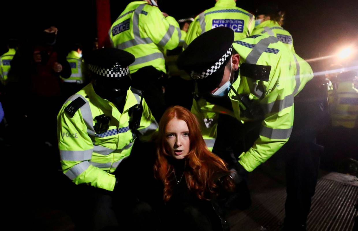 Policija u Londonu razbila skup za djevojku koju je upucao policajac, uhitili su više ljudi