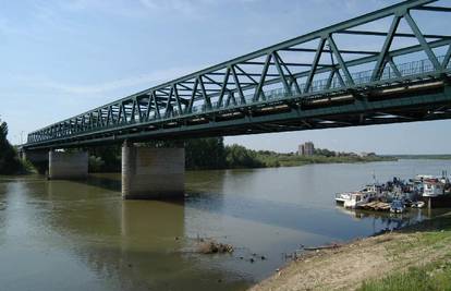 Sava u Sl. Brodu zagađana naftom, a ne zna se krivac