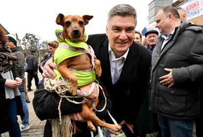 FOTO Milanovića oduševio psić u Čakovcu, liznuo ga je po licu