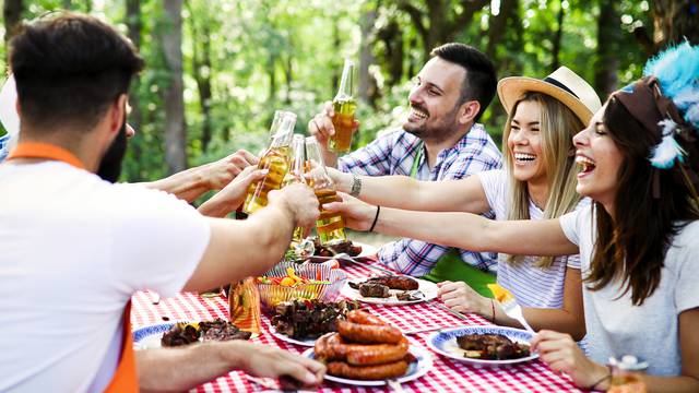 Friends,Having,A,Barbecue,Party,In,Nature