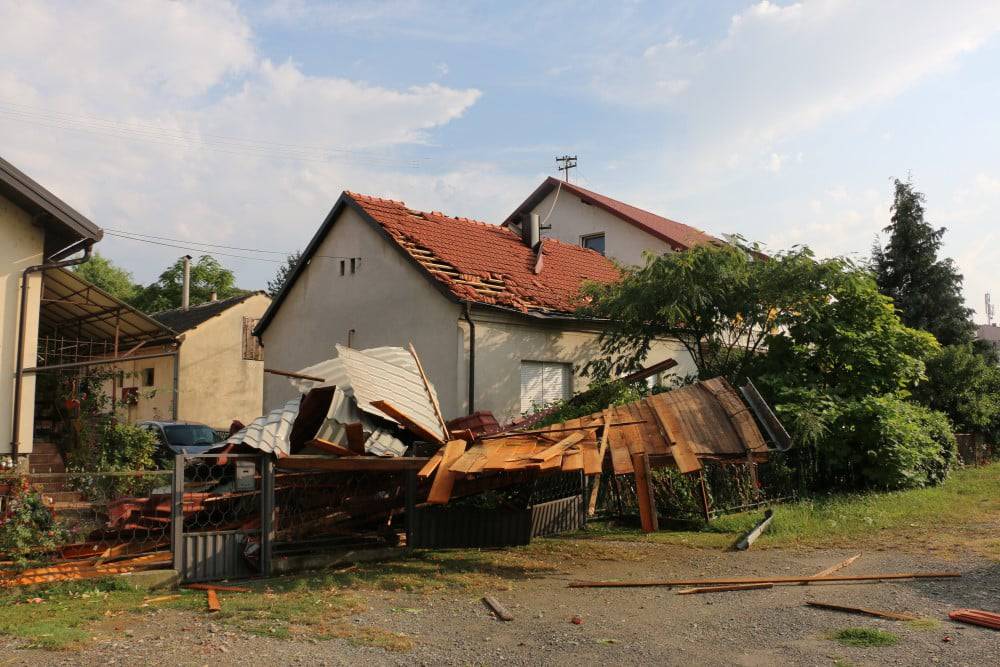 FOTO Olujni vjetar u Orahovici izazvao kaos: 'Mislili smo da je grom, pa shvatili da nosi krov'