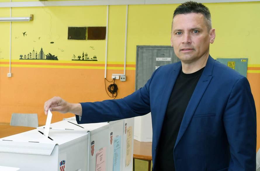 Sisak: Kandidat za gradonačelnika Domagoj Orlić glasovao na lokalnim izborima