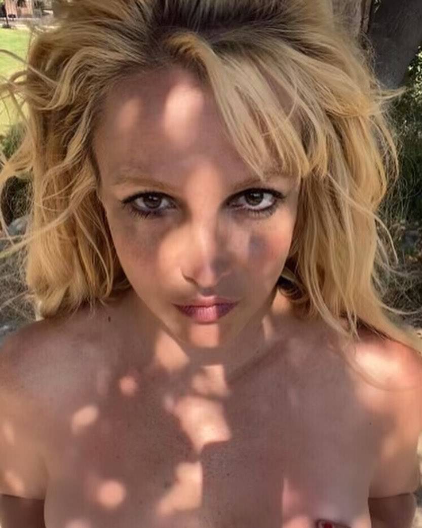 Britney je rukama pridržavala bujne grudi, negirala trudnoću