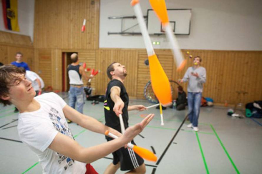 Borbeno žongliranje: Cilj je omesti protivnika 