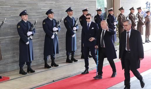 Stjepan Mesić na inauguraciju je stigao uz pratnju svojeg unuka