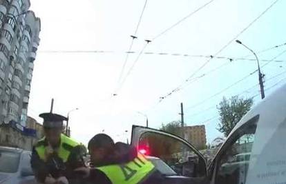 Ruski policajac ga 'isključio iz prometa' i to kung-fu potezom