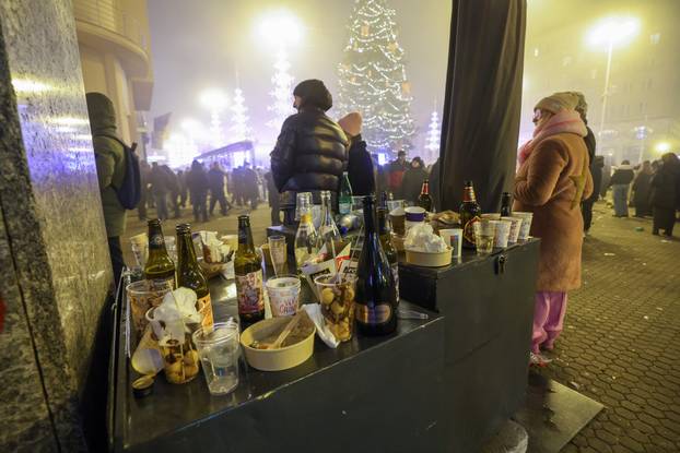 Zagreb: Nakon proslave Nove godine ostala je velika količina otpada