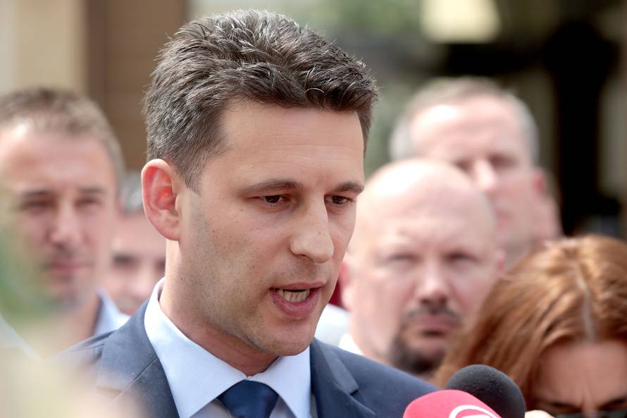 'Nije točno da se Božo Petrov  upisao na fakultet preko veze'