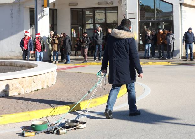 Primošten:  Primošten i ove godine ispratio Staru godinu uz potezanje starih lonaca 