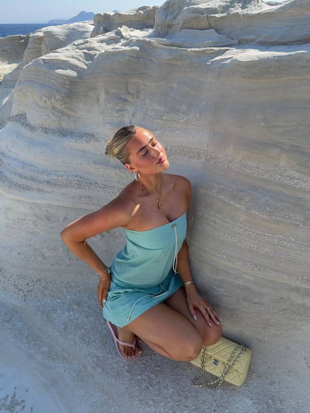 FOTO S 22 godine je postala seksi milijunašica, a godinama je skrivala mračnu tajnu