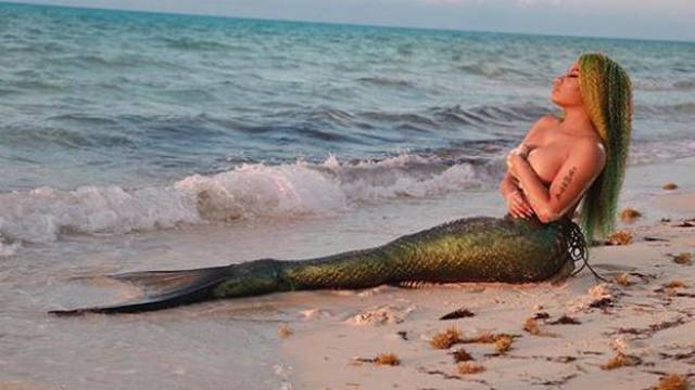 Nicki Minaj je morska sirena u toplesu: Nasukala se na plažu