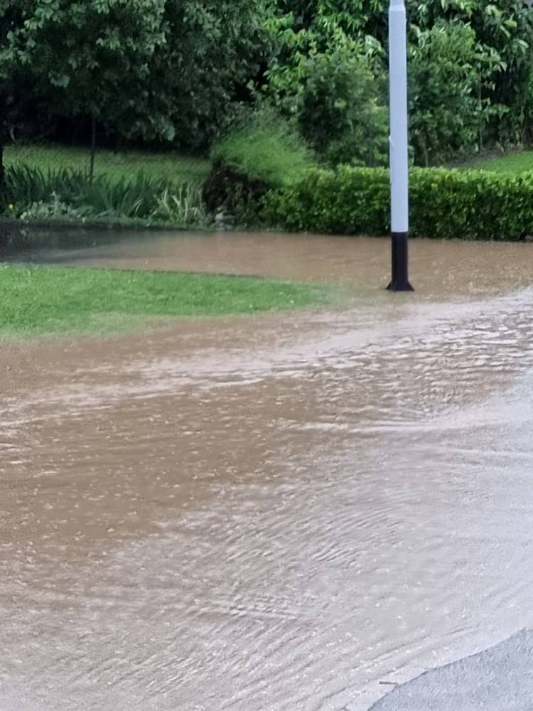 Jako nevrijeme poplavilo kuće, dvorišta i ceste diljem Hrvatske: 'U Požegi je palo 63 l/m2 kiše'