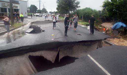 Vodena bujica probila nasipe i potopila predgrađa Brisbanea